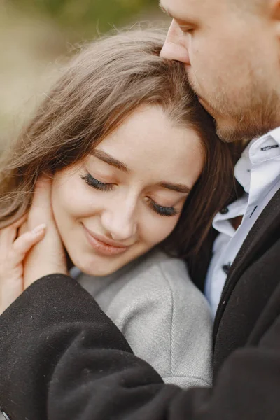 Hermosa pareja pasar tiempo junto al agua —  Fotos de Stock