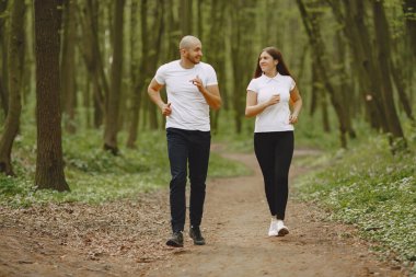 Spor çifti yaz ormanlarında vakit geçirir.