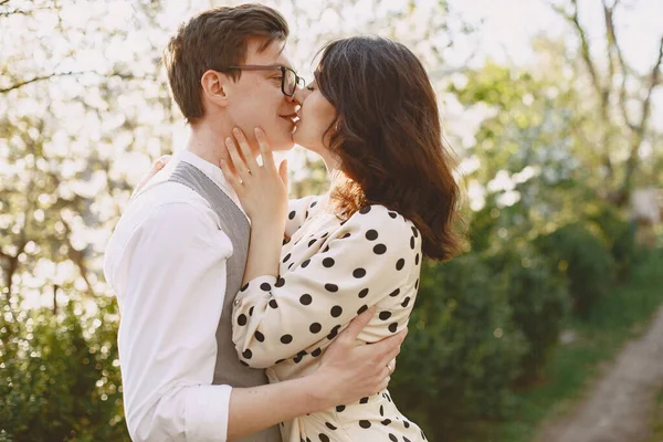 Jovem casal em um jardim florido — Fotografia de Stock