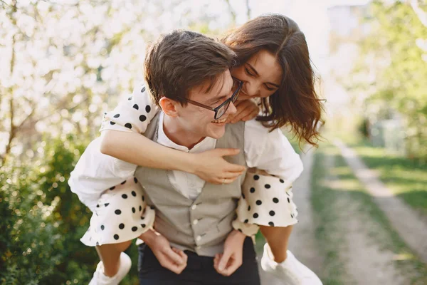 Junger Mann und Frau in einem blühenden Garten — Stockfoto