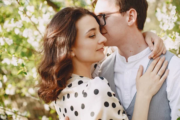 Jonge man en vrouw paar in een bloeiende tuin — Stockfoto