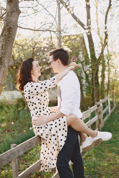 Jovem casal em um jardim florido — Fotografia de Stock