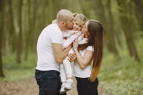 Familia deportiva en un bosque de verano — Foto de Stock