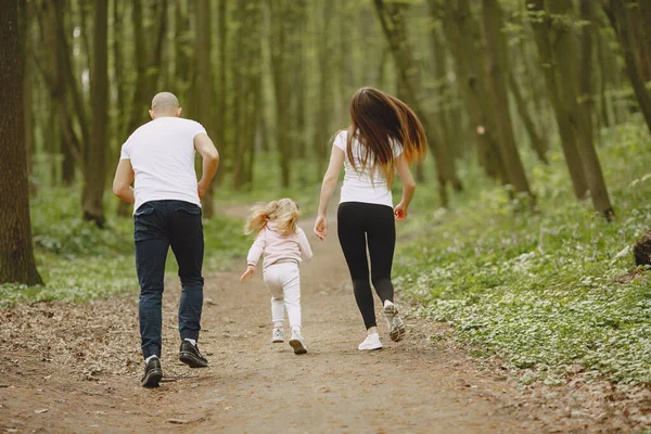 Família de esportes em uma floresta de verão — Fotografia de Stock