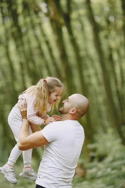 Pai e filha em uma floresta de verão — Fotografia de Stock