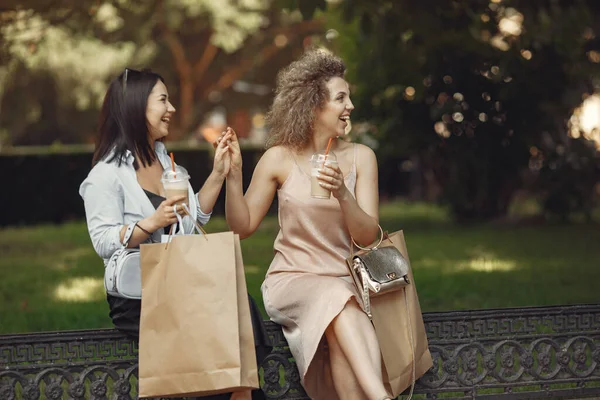 Három elegáns nő bevásárló táskákkal egy városban. — Stock Fotó
