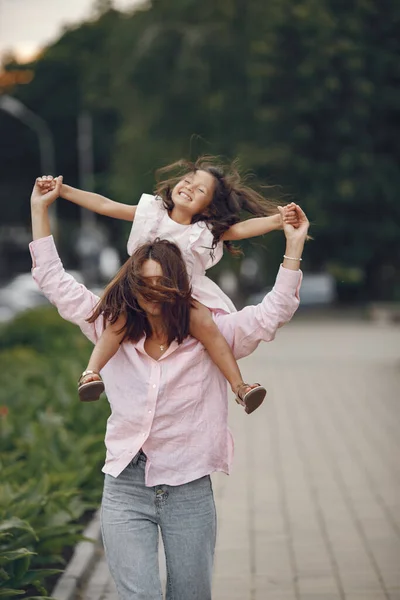 Elegante madre con hija en un parque de verano — Foto de Stock