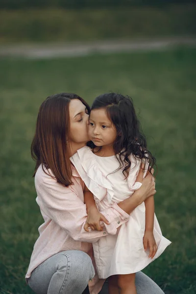 Elegant mamma med dotter i en sommarpark — Stockfoto