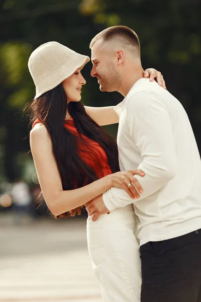 Beau couple passer du temps dans une ville d'été — Photo