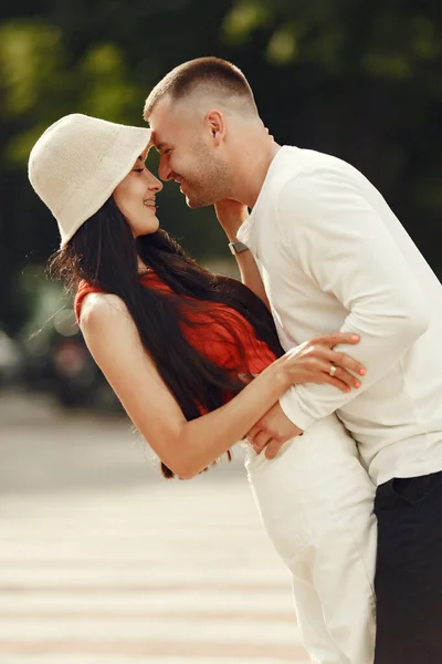 Beau couple passer du temps dans une ville d'été — Photo