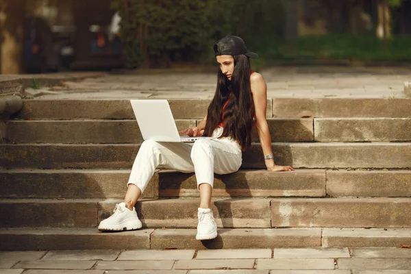 Женщина в летнем парке с ноутбуком — стоковое фото