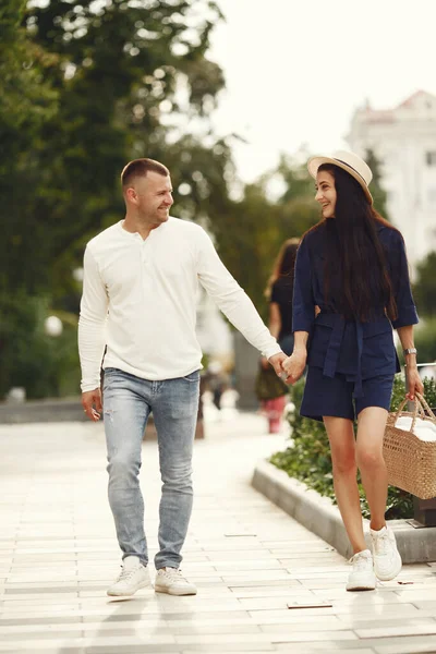 Schönes Paar verbringt Zeit in einer Sommerstadt — Stockfoto