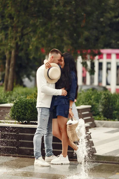Bella coppia trascorrere del tempo in una città estiva — Foto Stock