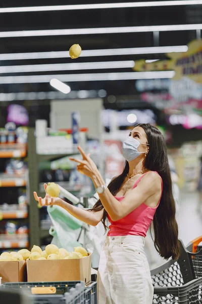 Mulher no respirador em um supermercado — Fotografia de Stock