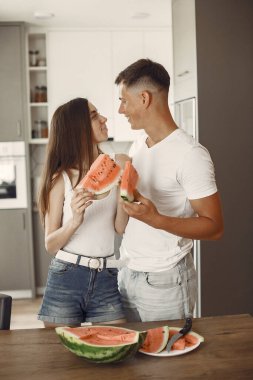 Güzel bir çift mutfakta vakit geçirir.