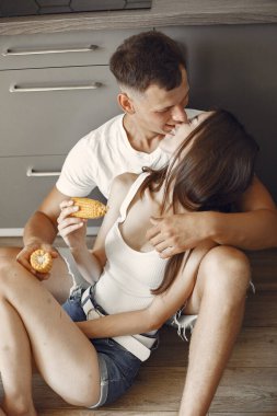 Güzel bir çift mutfakta vakit geçirir.