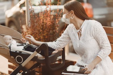 Koronavirüsten korunmak için maske takan kadın.