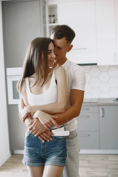 Hermosa pareja pasar tiempo en una cocina — Foto de Stock