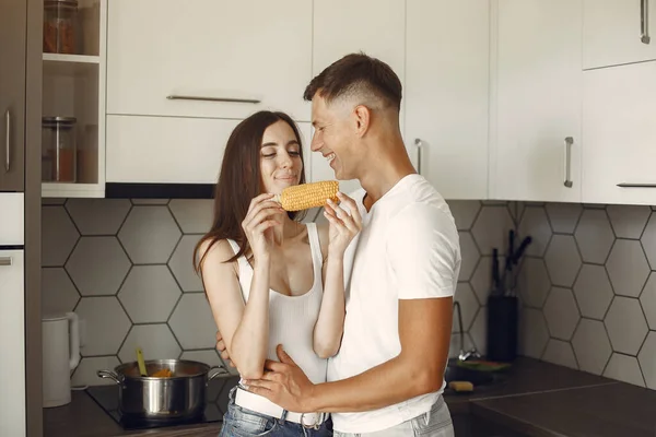 Красивая пара проводит время на кухне — стоковое фото
