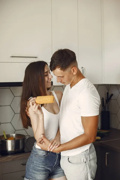 Bella coppia trascorrere del tempo in una cucina — Foto Stock