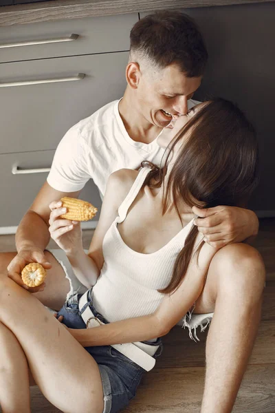 Hermosa pareja pasar tiempo en una cocina — Foto de Stock