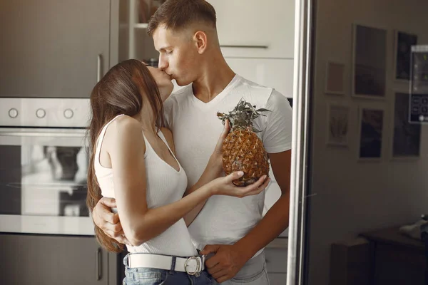 Hermosa pareja pasar tiempo en una cocina — Foto de Stock