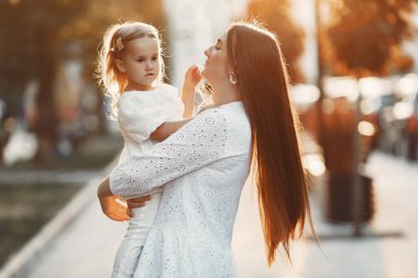 Annesi ve küçük kızı şehirde oynuyorlar.