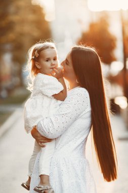 Annesi ve küçük kızı şehirde oynuyorlar.