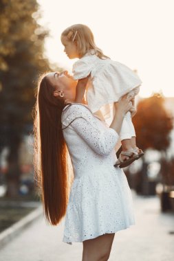 Annesi ve küçük kızı şehirde oynuyorlar.