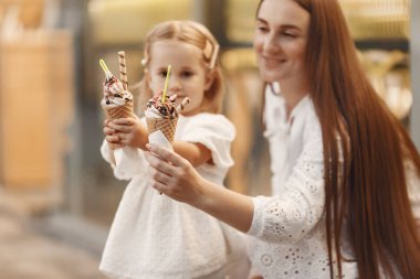 Annesi ve küçük kızı şehirde oynuyorlar.