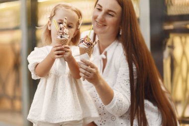 Annesi ve küçük kızı şehirde oynuyorlar.