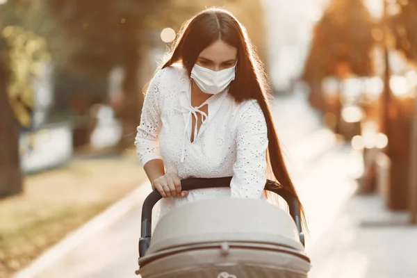 Mujer con mascarilla facial para protección contra coronavirus — Foto de Stock