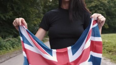 Büyük Britanya bayrağı taşıyan mutlu genç kadın