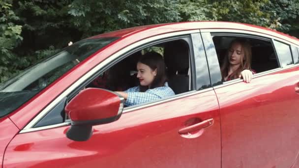 Bir grup bayan arkadaş arabada oturuyor ve gülümsüyor. — Stok video