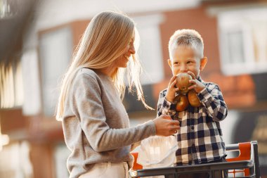 Anne ve bebek alışverişe gidiyor.