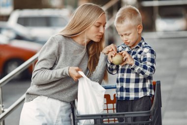 Anne ve bebek alışverişe gidiyor.