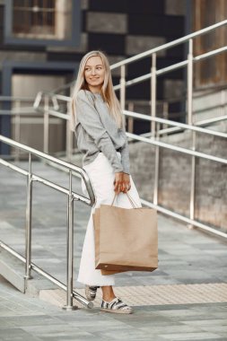 Alışveriş çantalı zarif bir kadın.