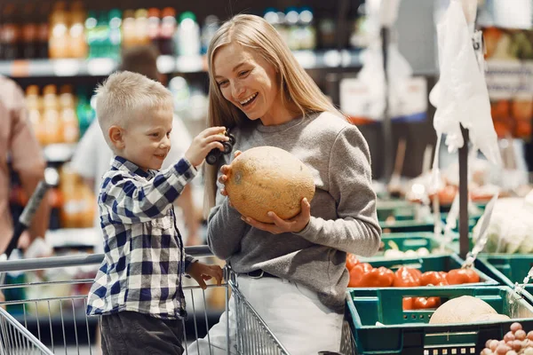 Mujer en el supermercado con su hijo — Foto de Stock