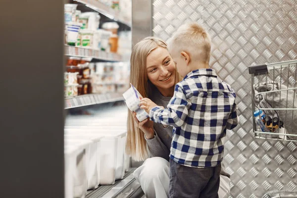 Mujer en el supermercado con su hijo — Foto de Stock