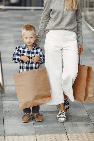 Χαριτωμένη οικογένεια με τσάντα για ψώνια — Φωτογραφία Αρχείου
