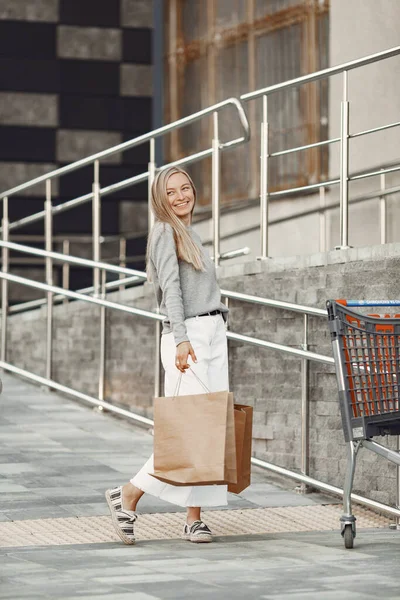 Κομψή γυναίκα με τσάντα για ψώνια — Φωτογραφία Αρχείου