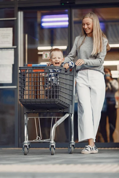 Η μητέρα με το αγοράκι πάνε για ψώνια. — Φωτογραφία Αρχείου