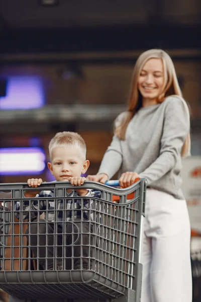 Madre con bebé niño ir de compras — Foto de Stock