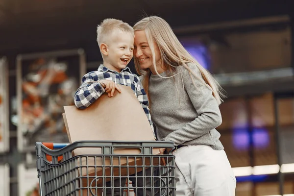 Madre con bebé niño ir de compras — Foto de Stock