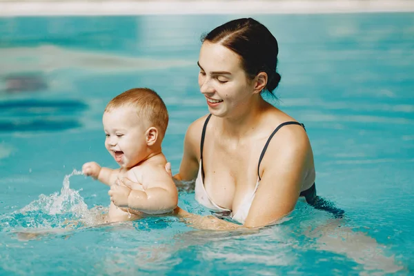 Mãe e filho gostando de nadar em uma piscina — Fotografia de Stock