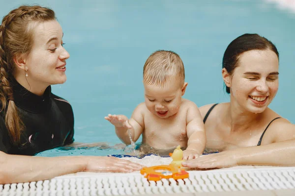 Anne ve küçük oğlu yüzme havuzunda.