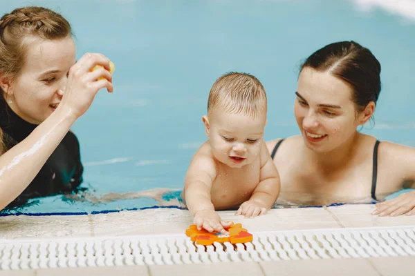 Anne ve küçük oğlu yüzme havuzunda.