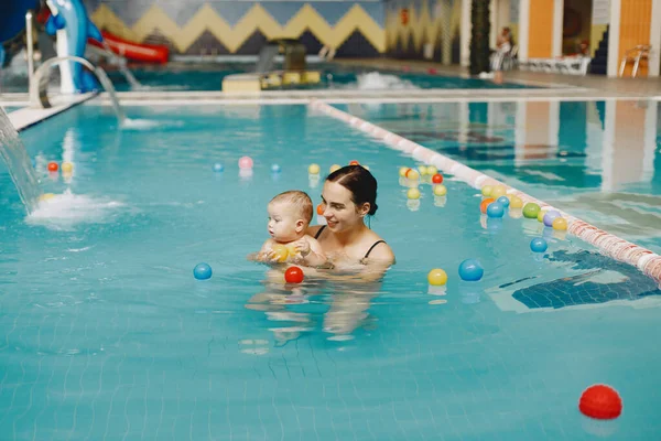 Мать и маленький сын наслаждаются плаванием в бассейне — стоковое фото