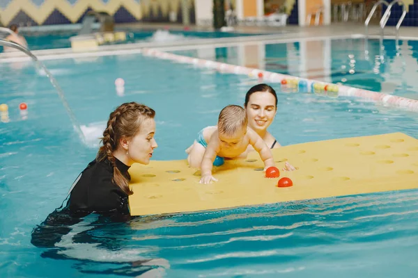 Mor och son i en swimmingpool — Stockfoto