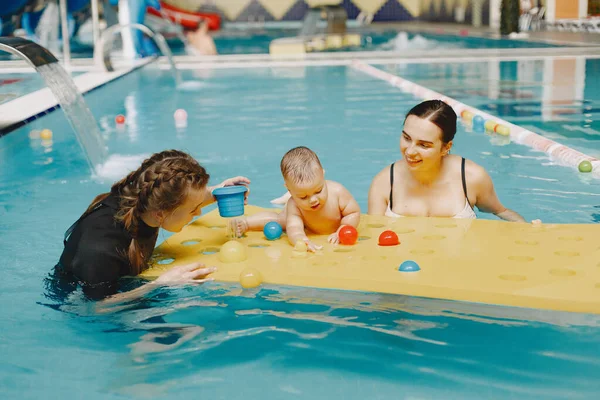 Мать и маленький сын в бассейне — стоковое фото